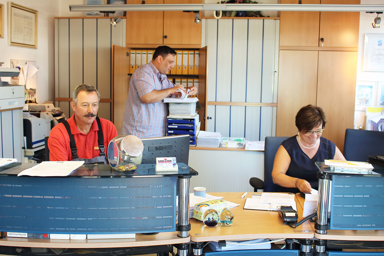 Familie-Zizler-im-Büro